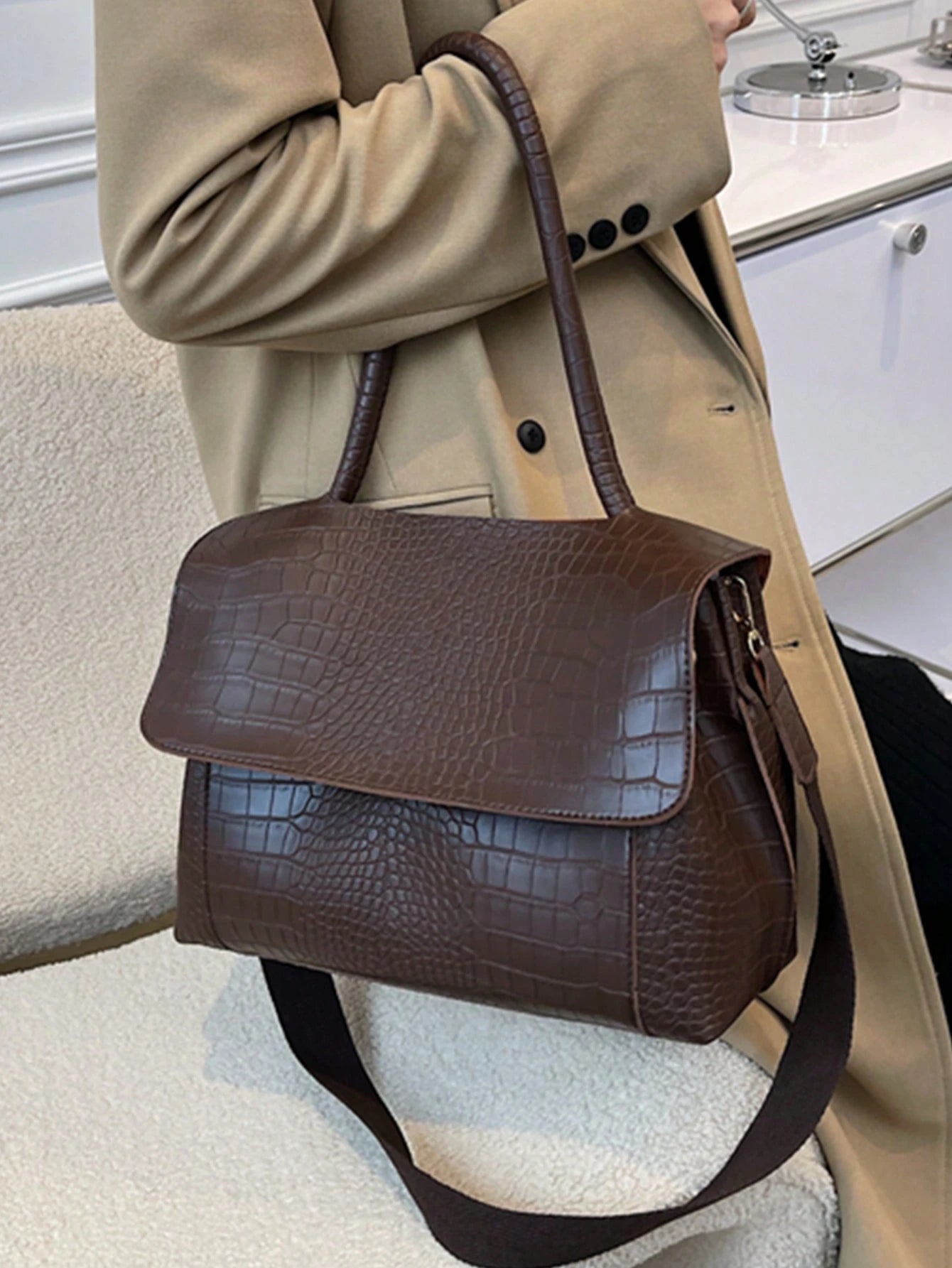 Large Capacity Vintage Casual Tote Bag For Women With Multi-Layered Compartments, Crocodile Embossed Flap Cover, Adjustable Shoulder Strap, Suitable For Commuting And Outdoor Travel, Autumn, Retro Ins
