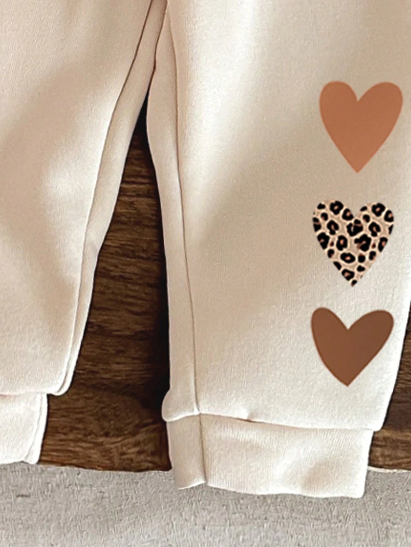 LMoss Kids 2pcs Baby Girl Casual Cute Leopard Print Heart Pattern Beige Soft Knit Loose Hooded Long Sleeve Sweatshirt And Pants Set, Suitable For Autumn/Winter