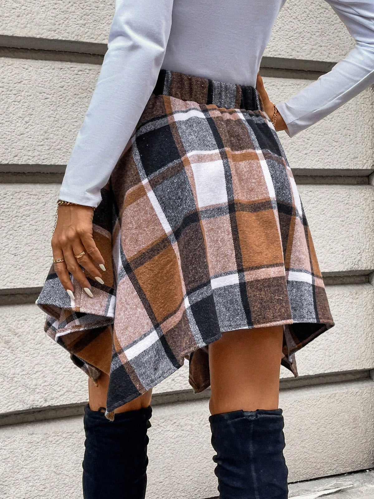 LUNE Women's Asymmetrical Hem Plaid Skirt