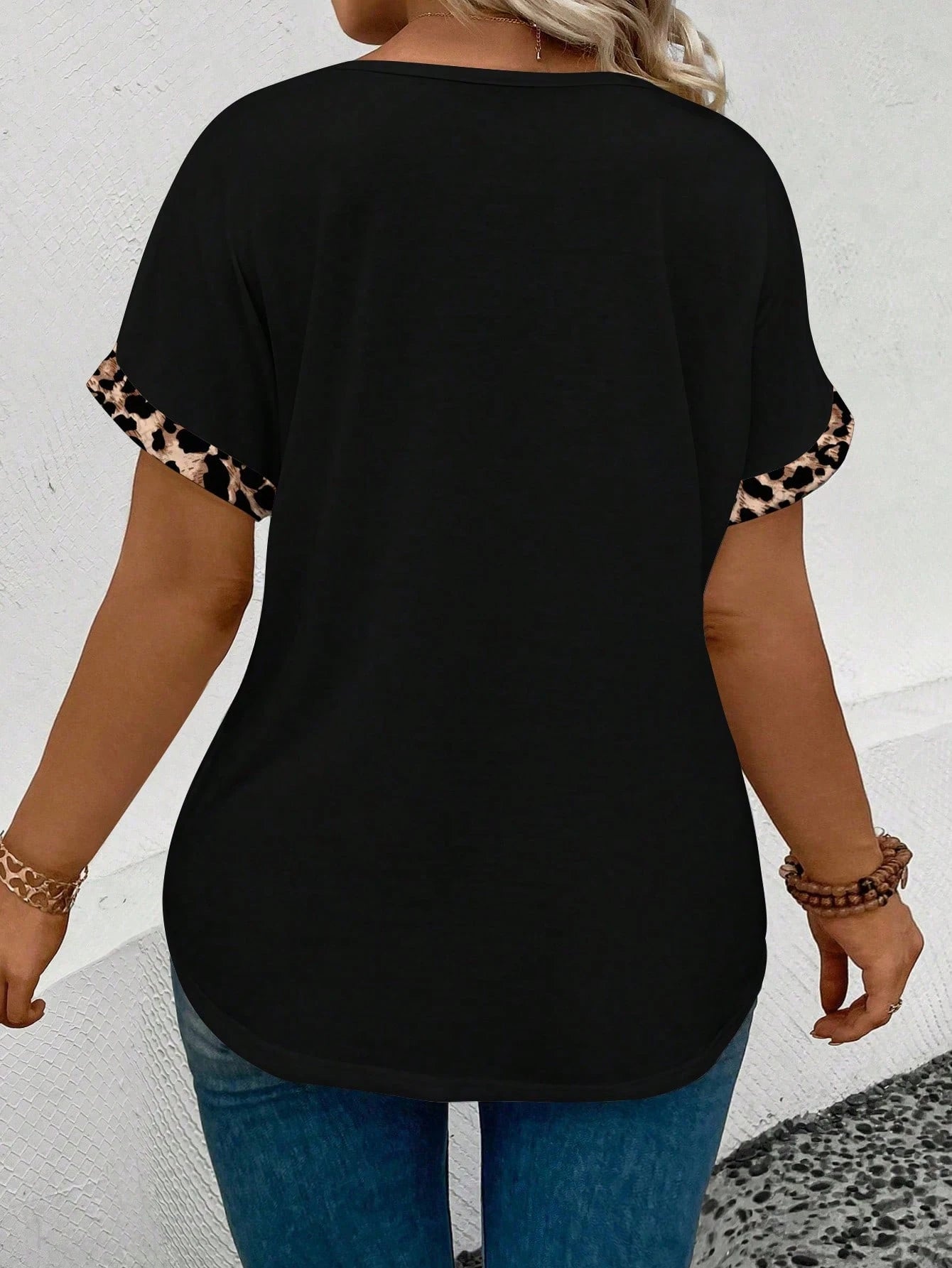 LUNE Women's Spring/Summer Casual V-Neck Short Sleeve Turnup Cuff, Curved Hem Leopard Print Plus Size T-Shirt