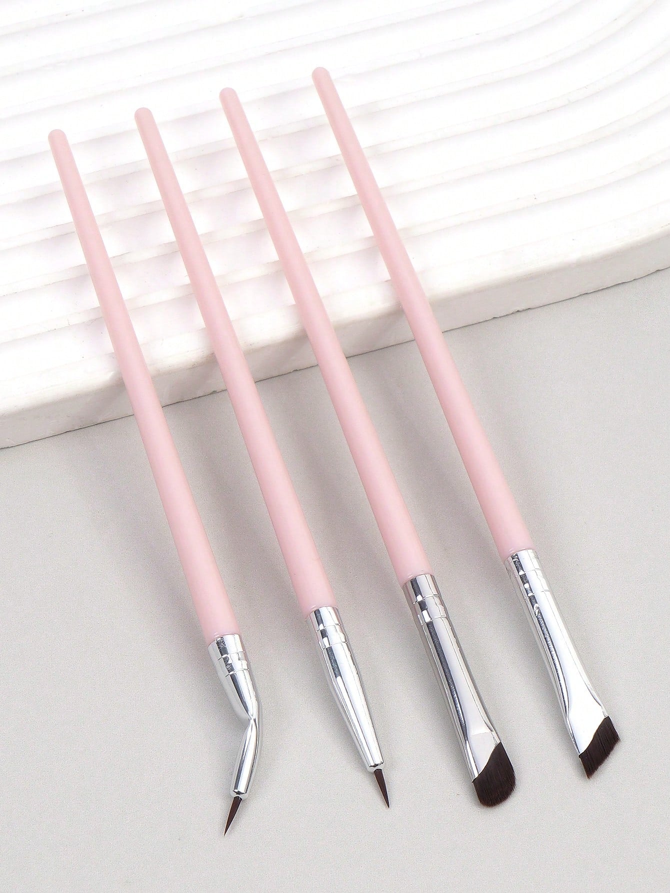 MAANGE 4pcs Professional Eye Makeup Brush Set, Includes Eyeshadow Brush, Eyebrow Brush And Eyeliner Brush, Made Of Soft Fiber Material, Portable And Ideal For Travel Makeup. The Set Includes Various M