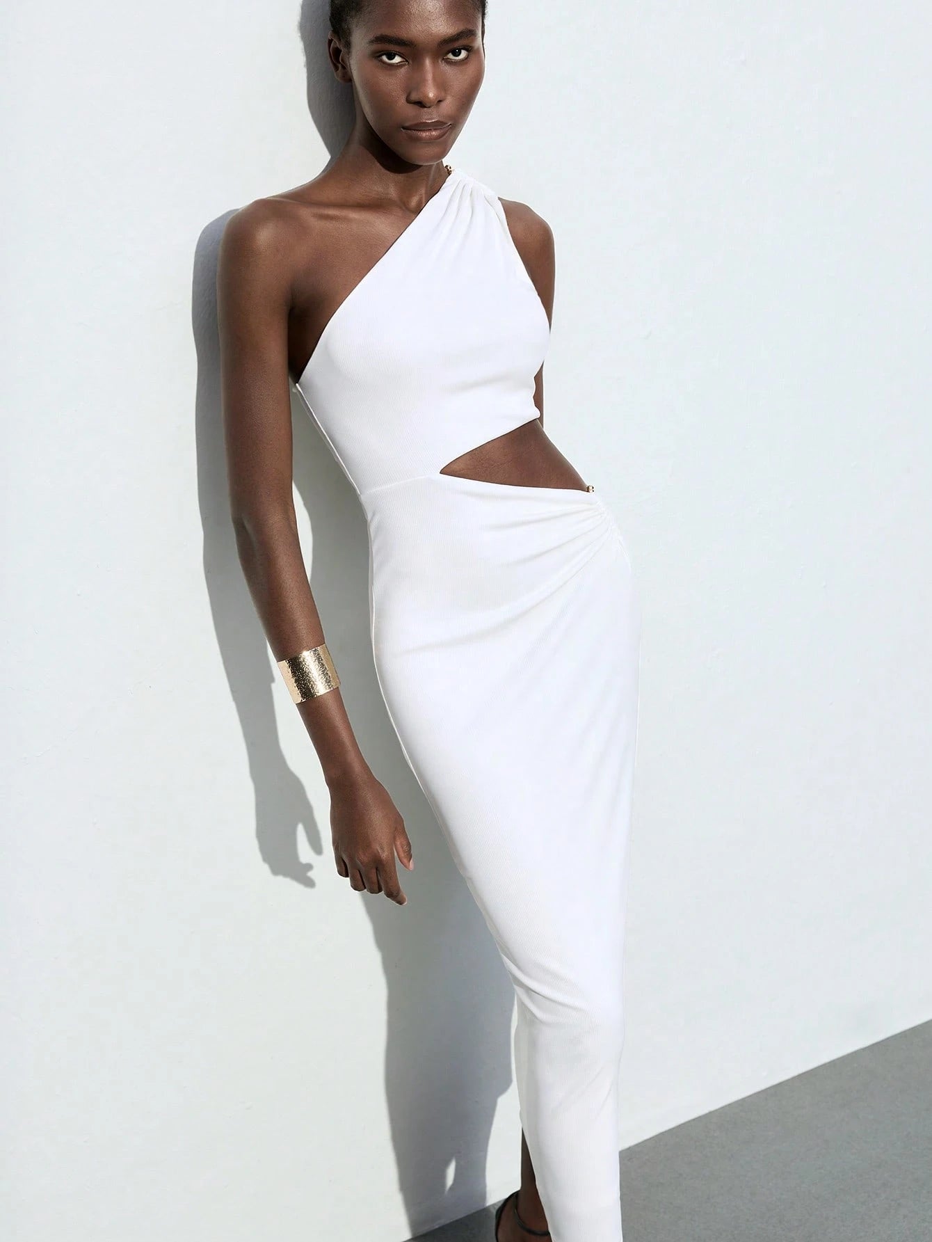 Maija Spring/Summer New All-White Asymmetrical Shoulder Dress With Asymmetrical Cut, Metal Buckle Waist Decor, Non-See-Through Fabric, Elegant Modern Style For Women, Suitable For Evening Party, Carni