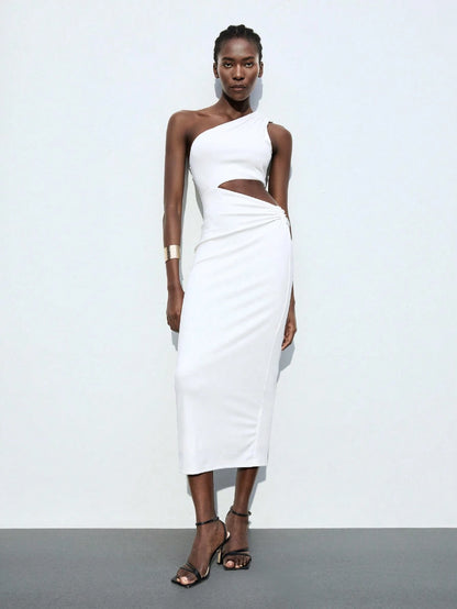 Maija Spring/Summer New All-White Asymmetrical Shoulder Dress With Asymmetrical Cut, Metal Buckle Waist Decor, Non-See-Through Fabric, Elegant Modern Style For Women, Suitable For Evening Party, Carni