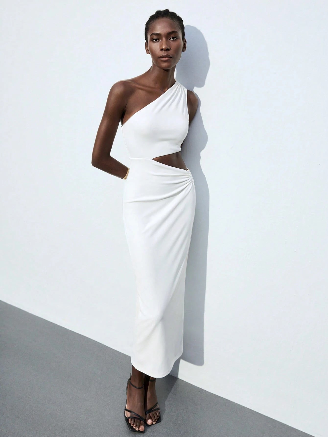 Maija Spring/Summer New All-White Asymmetrical Shoulder Dress With Asymmetrical Cut, Metal Buckle Waist Decor, Non-See-Through Fabric, Elegant Modern Style For Women, Suitable For Evening Party, Carni