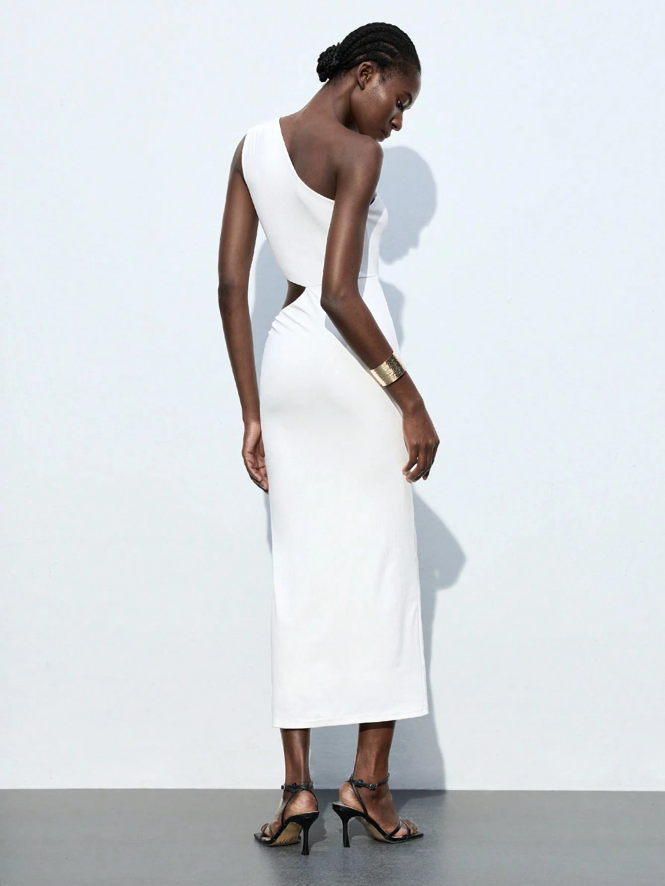 Maija Spring/Summer New All-White Asymmetrical Shoulder Dress With Asymmetrical Cut, Metal Buckle Waist Decor, Non-See-Through Fabric, Elegant Modern Style For Women, Suitable For Evening Party, Carni