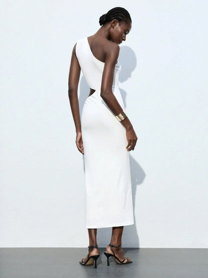 Maija Spring/Summer New All-White Asymmetrical Shoulder Dress With Asymmetrical Cut, Metal Buckle Waist Decor, Non-See-Through Fabric, Elegant Modern Style For Women, Suitable For Evening Party, Carni