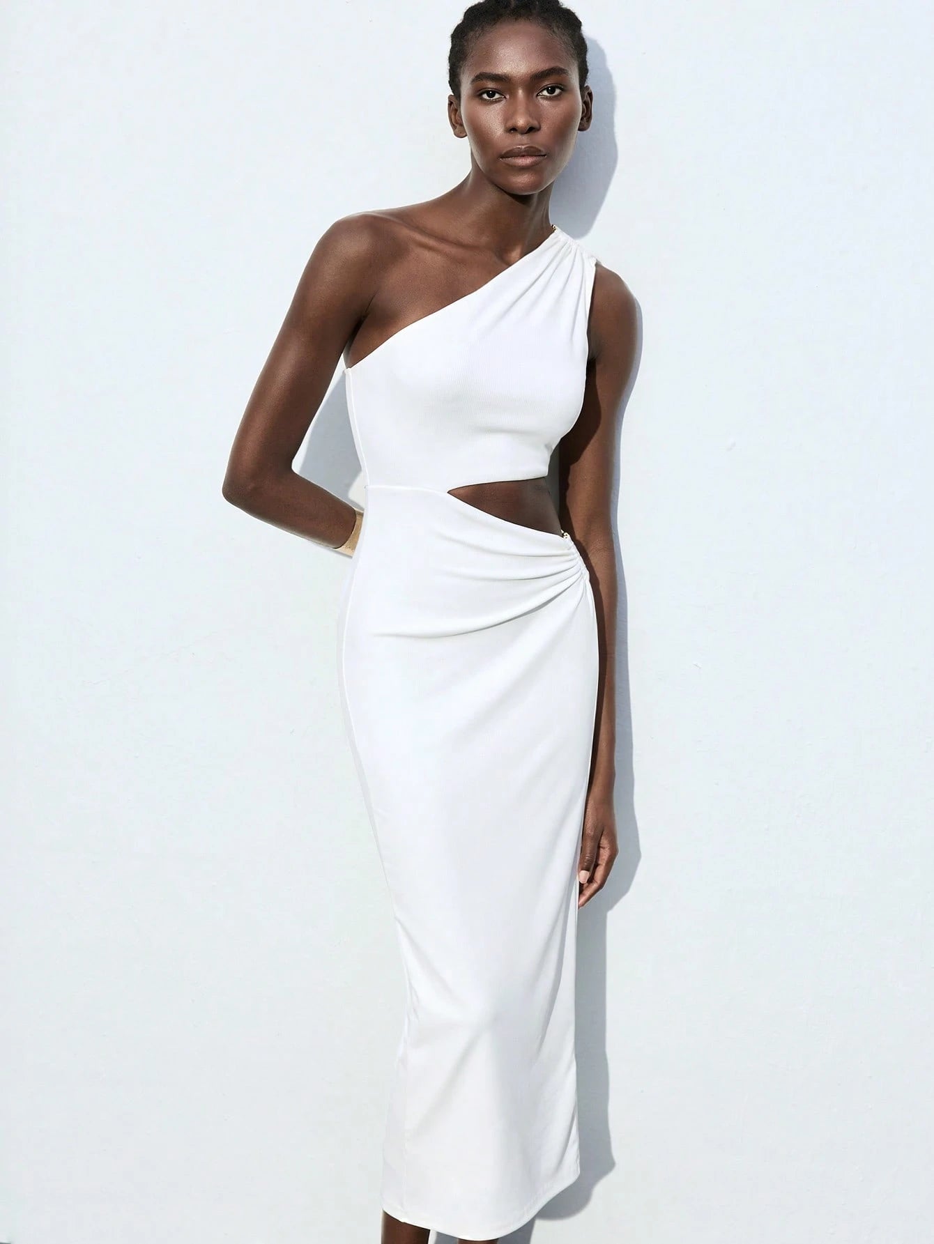 Maija Spring/Summer New All-White Asymmetrical Shoulder Dress With Asymmetrical Cut, Metal Buckle Waist Decor, Non-See-Through Fabric, Elegant Modern Style For Women, Suitable For Evening Party, Carni