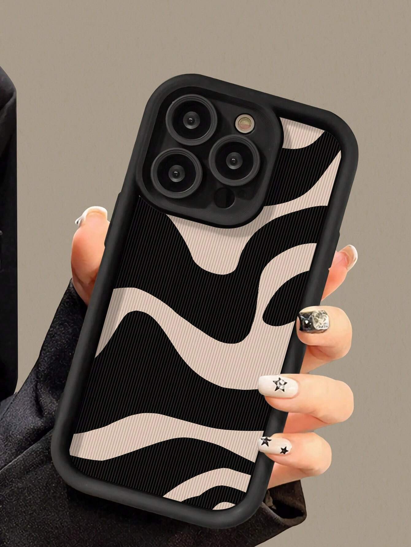 Minimalist Luxury Black Zebra Print Beige Zebra Print Textured Fashion Phone Cases Wrist Strap Compatible With IPhone 17 Pro Max/17 Pro/17 Air/17/16 Pro Max/16/16 Pro/16 Plus/16e/15/15 Plus/15 Pro/15