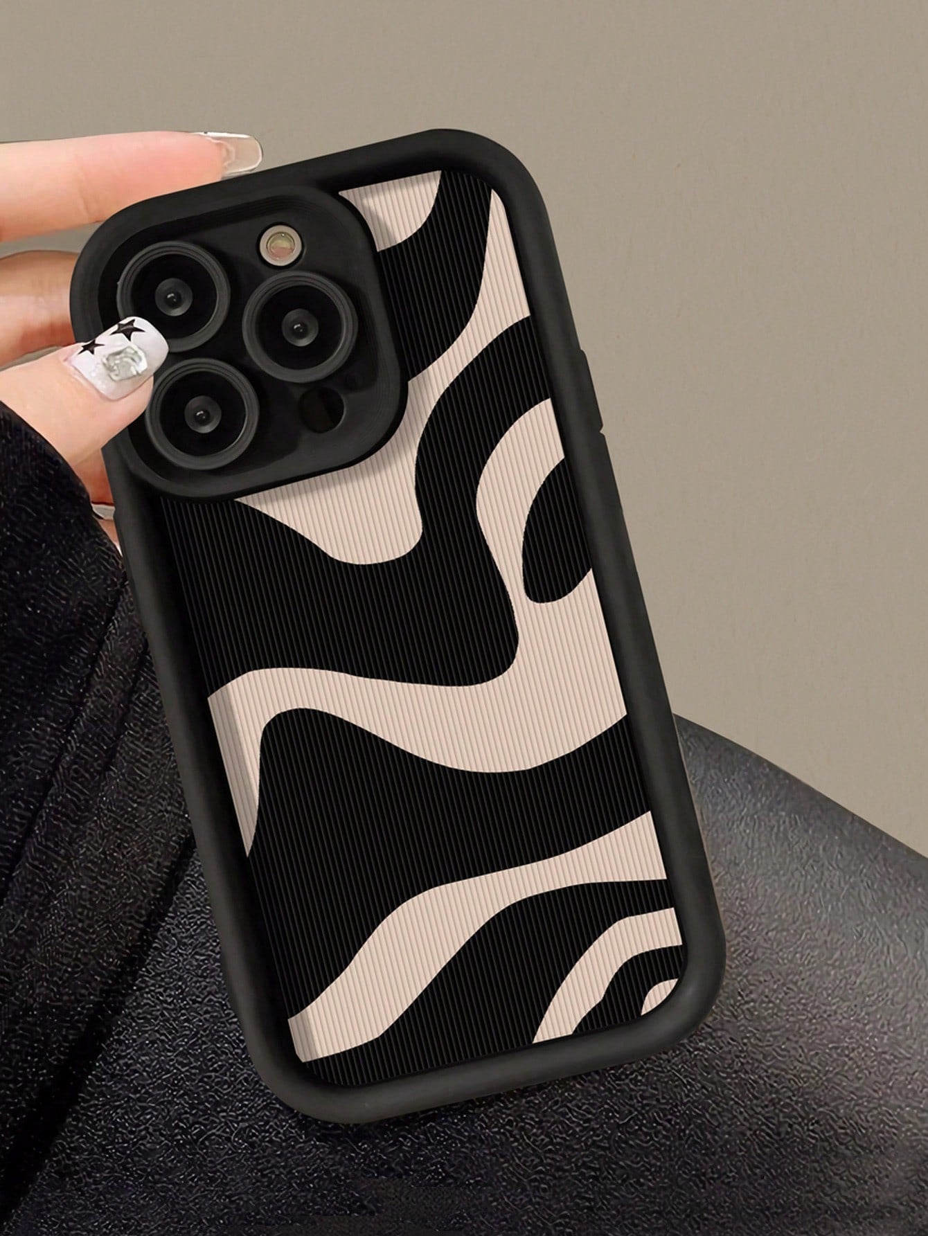 Minimalist Luxury Black Zebra Print Beige Zebra Print Textured Fashion Phone Cases Wrist Strap Compatible With IPhone 17 Pro Max/17 Pro/17 Air/17/16 Pro Max/16/16 Pro/16 Plus/16e/15/15 Plus/15 Pro/15