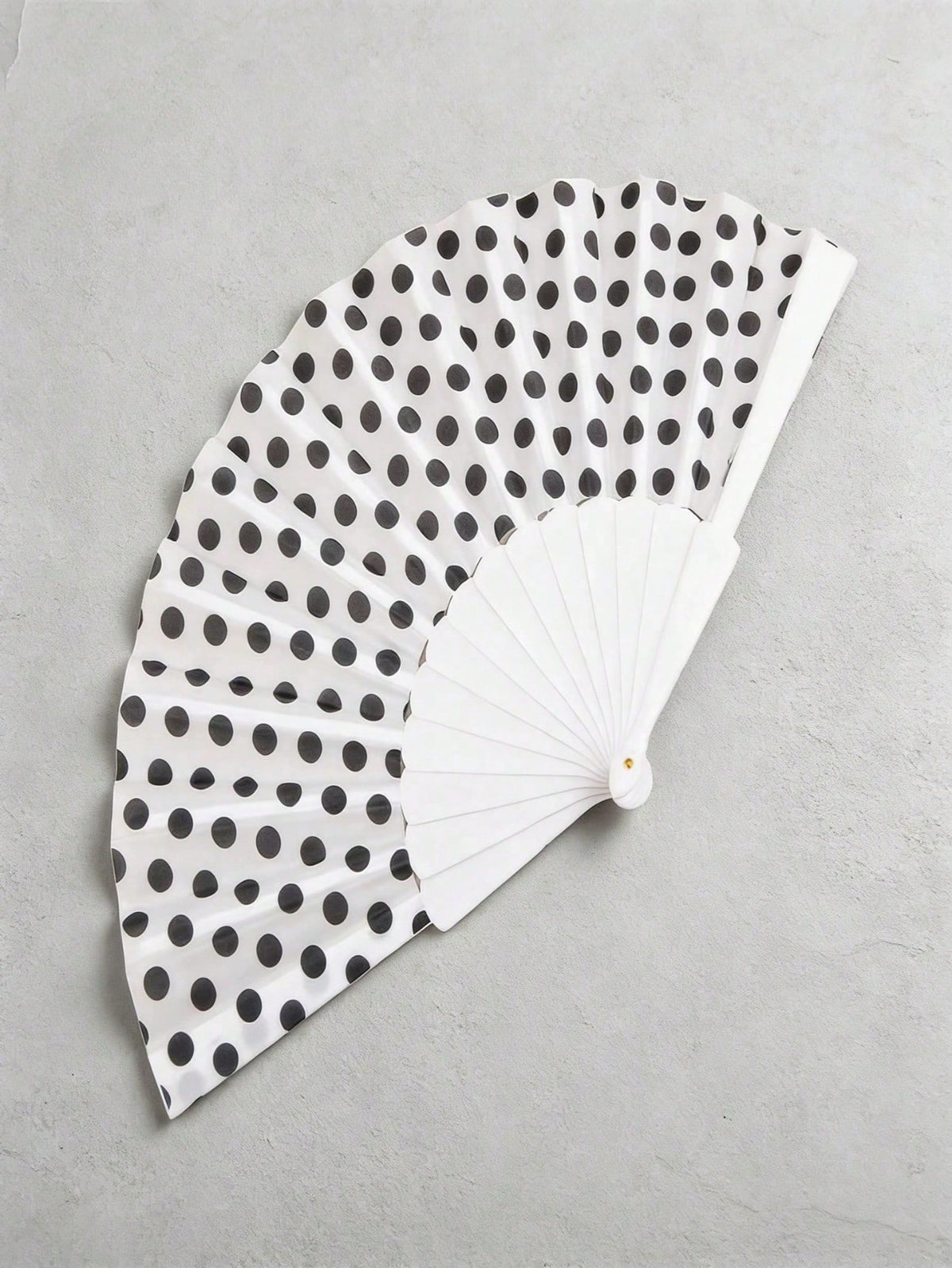 Polka Dot Hand Fan, Lightweight And Foldable, Suitable For Summer Daily Use. It Can Be Used As A Beach Landscape And Daily Outfit Aesthetic Photography Prop, And Also A Fashionable Cooling Accessory.