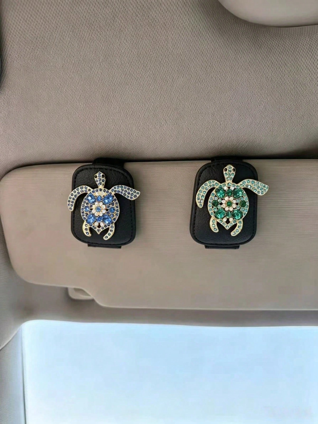 Rhinestone Turtle Car Fashion Glasses Clip, Blue & Green Diamond Sea Turtle Black Leather Sun Visor Fashion Glasses & Ticket Holder, Luxury Ocean Style Car Interior Accessory, Car Fashion Glasses & Pa