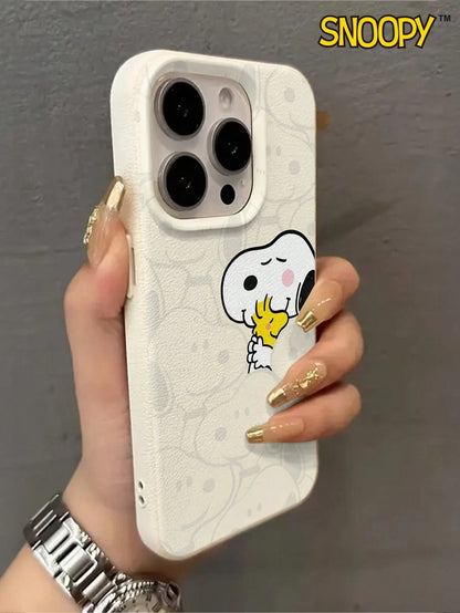Snoopy Cartoon Design Phone Case With A Textured Leather Finish, Compatible With IPhone17/16/15/14/13 Pro/Pro Max Models. Made Of TPU Material, It Makes A Great Holiday Gift.