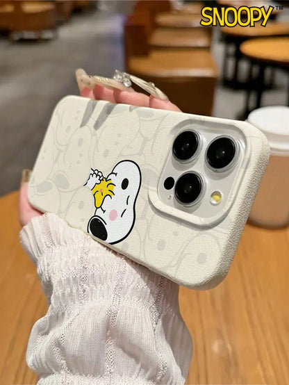 Snoopy Cartoon Design Phone Case With A Textured Leather Finish, Compatible With IPhone17/16/15/14/13 Pro/Pro Max Models. Made Of TPU Material, It Makes A Great Holiday Gift.