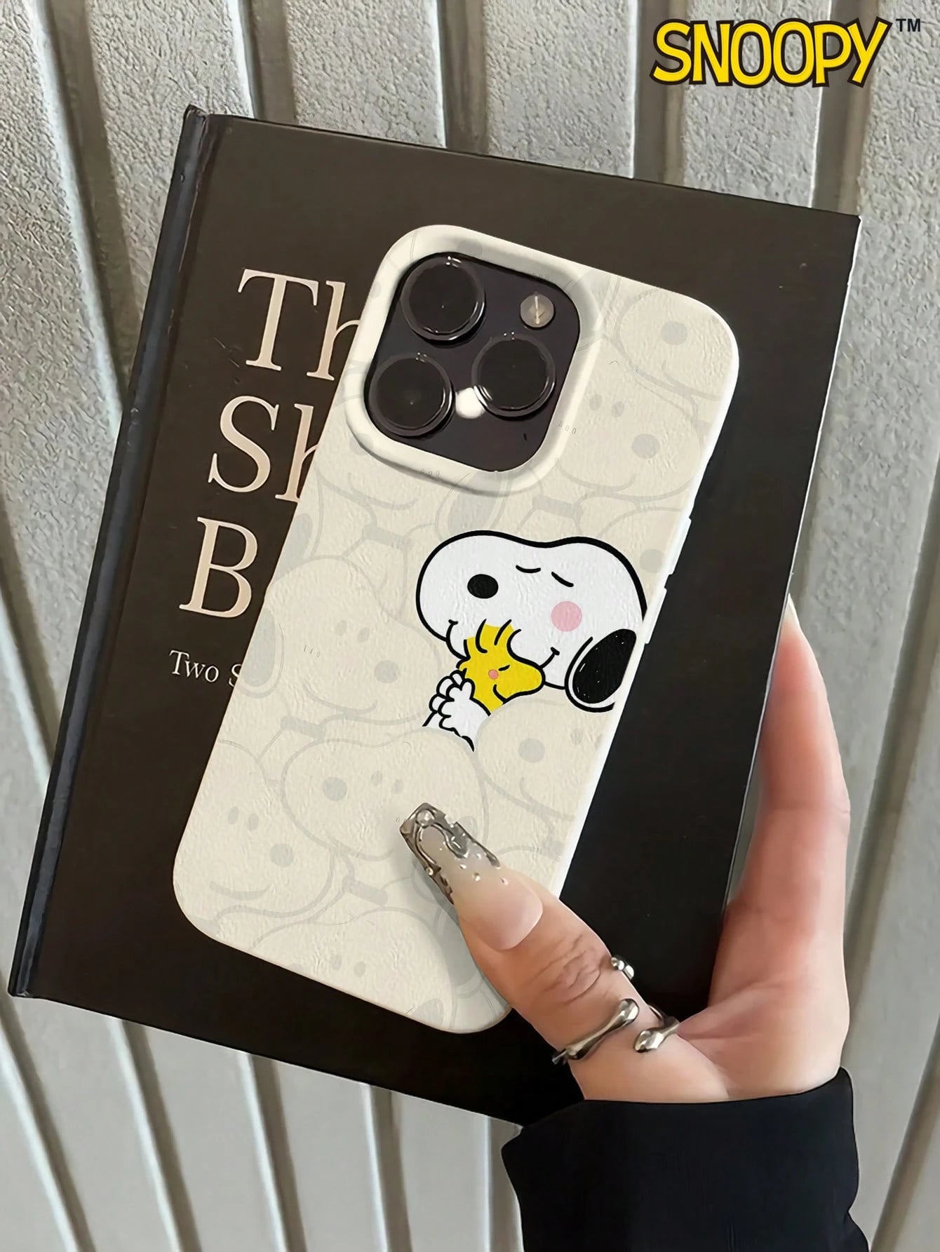 Snoopy Cartoon Design Phone Case With A Textured Leather Finish, Compatible With IPhone17/16/15/14/13 Pro/Pro Max Models. Made Of TPU Material, It Makes A Great Holiday Gift.