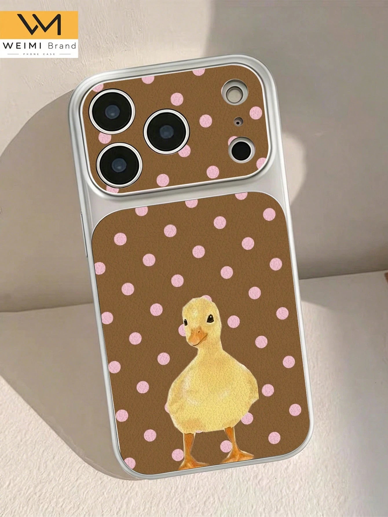 WeiMi Compatible With IPhone17/16/15/14/13/14/12/11 Series, 1pc Fashionable Personalized Retro Polka Dot Little Yellow Duck Pattern Full Coverage Button Classic Anti-Drop Metal Paint Premium Texture S