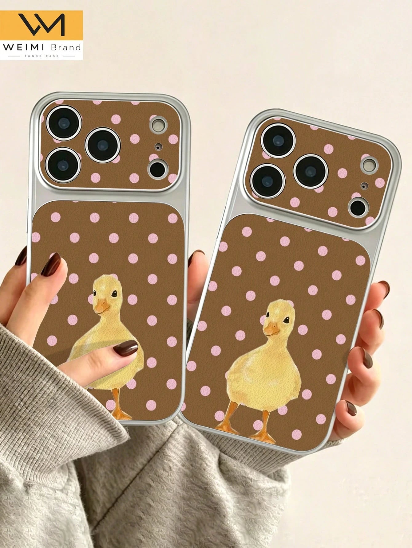 WeiMi Compatible With IPhone17/16/15/14/13/14/12/11 Series, 1pc Fashionable Personalized Retro Polka Dot Little Yellow Duck Pattern Full Coverage Button Classic Anti-Drop Metal Paint Premium Texture S