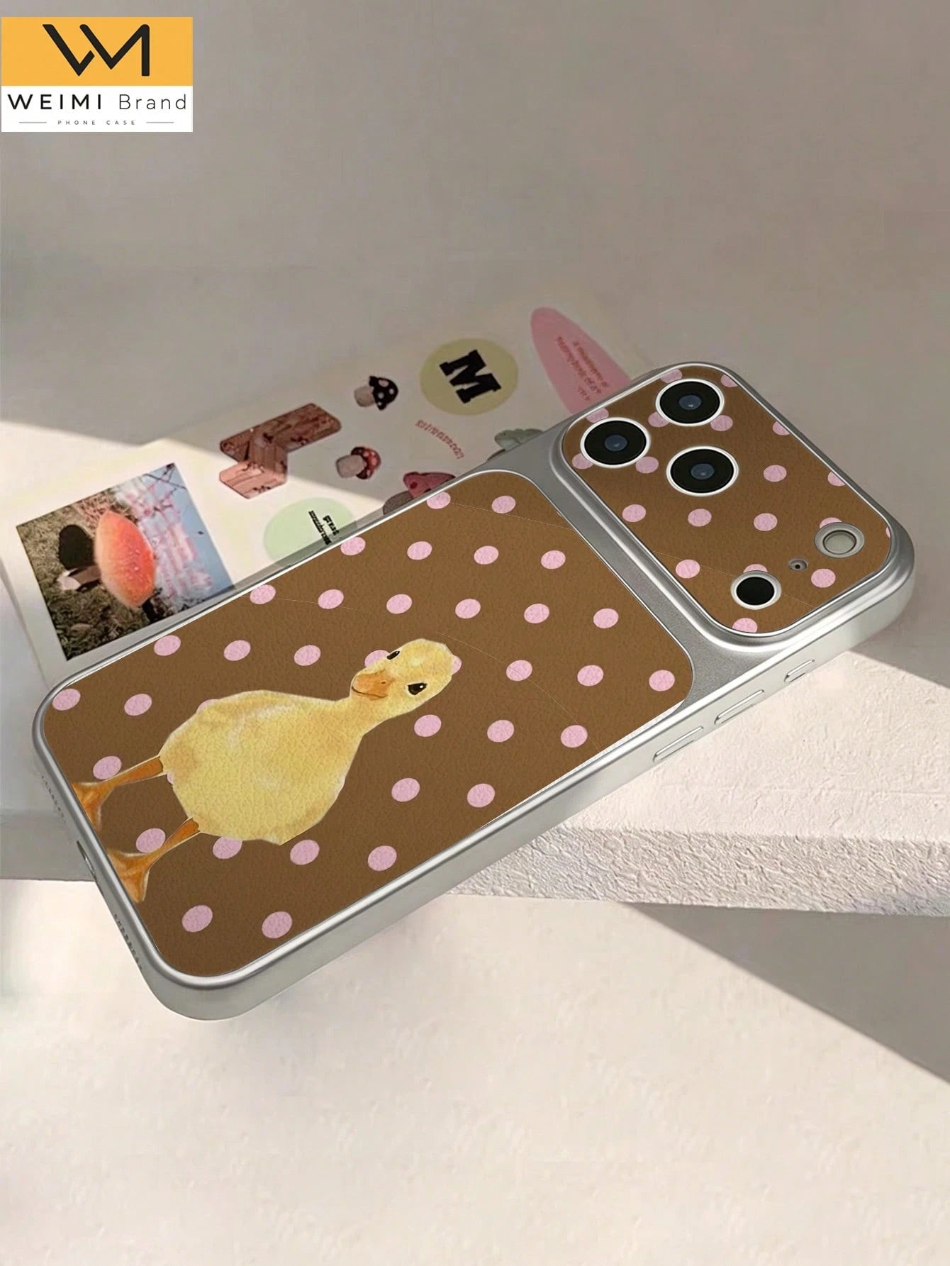 WeiMi Compatible With IPhone17/16/15/14/13/14/12/11 Series, 1pc Fashionable Personalized Retro Polka Dot Little Yellow Duck Pattern Full Coverage Button Classic Anti-Drop Metal Paint Premium Texture S