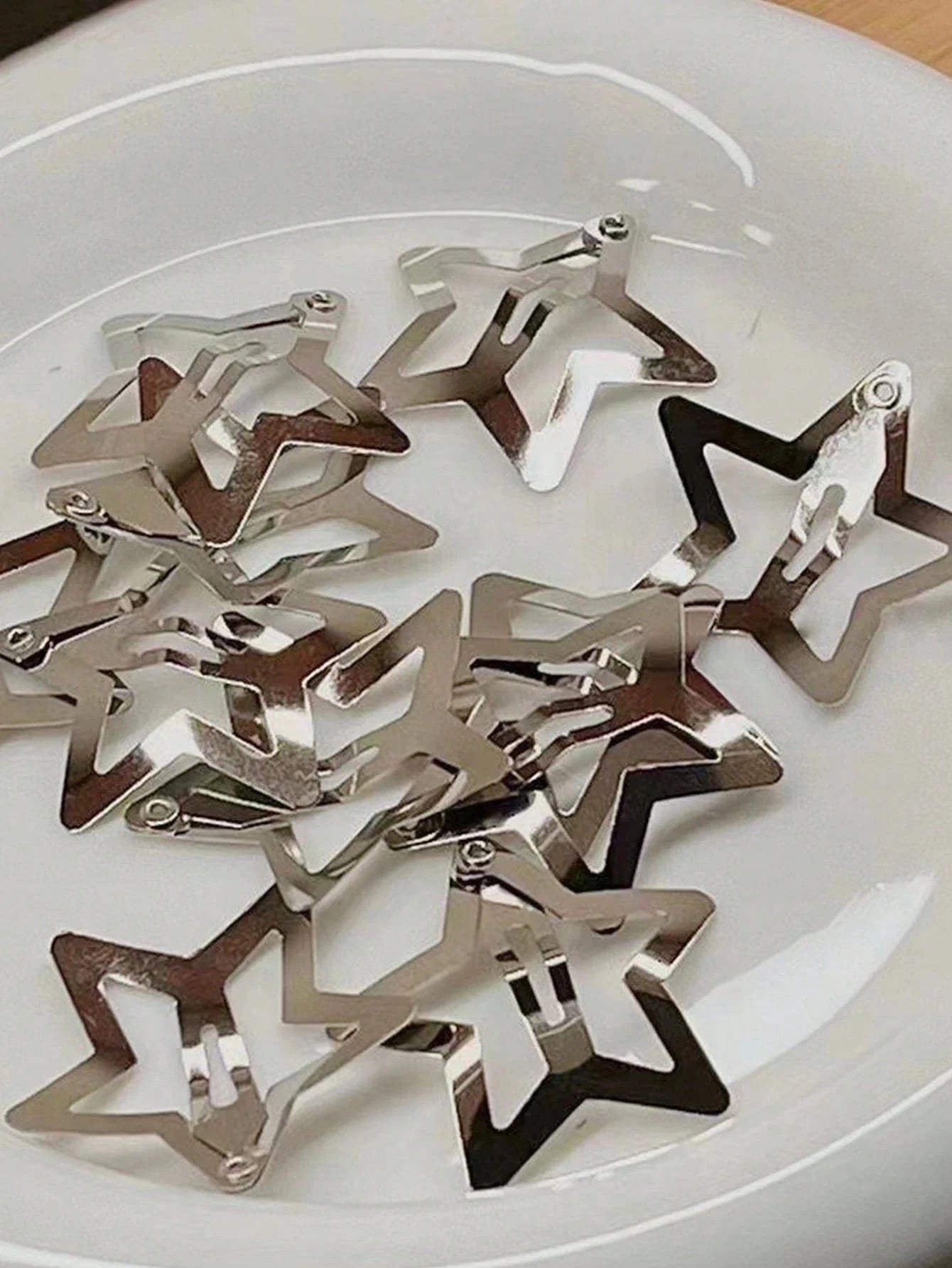 [Y2K Fashion Essential] Multi-Pack Silver Star Hair Clips! Available In 100/50/20/10 Pcs, These Stylish Star-Shaped Hair Clips Can Easily Create Sweet And Androgynous Hairstyles, Making Them A Must-Ha